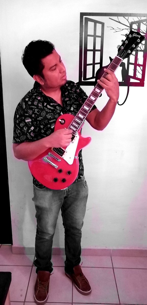 RodbanR's tweet photo. Lo malo no es que huyera con mi cartera y mi gibson Les Paul, lo peor es que se fuera robándome además el corazón... https://t.co/pN36OYCeWf