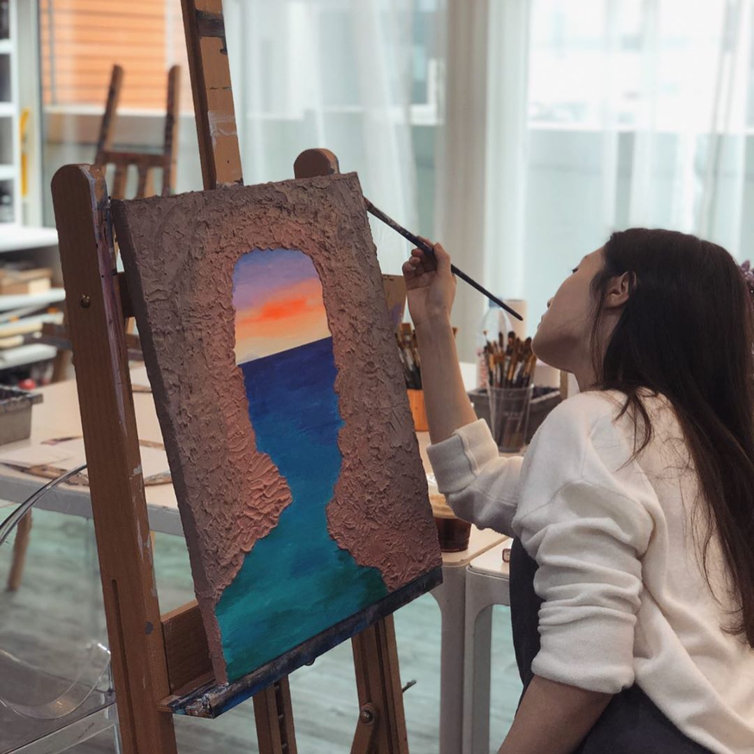 chaeyeonpics's tweet photo. chaeyeon has being doing so much stuff this year !! pottery, making jewelry, pilates, paiting and more !! 🥺 i'm so happy she's discovering new hobbies and doing more things she likes 💗 #HAPPYCHAEYEONDAY https://t.co/WQ8Q5S2yBP