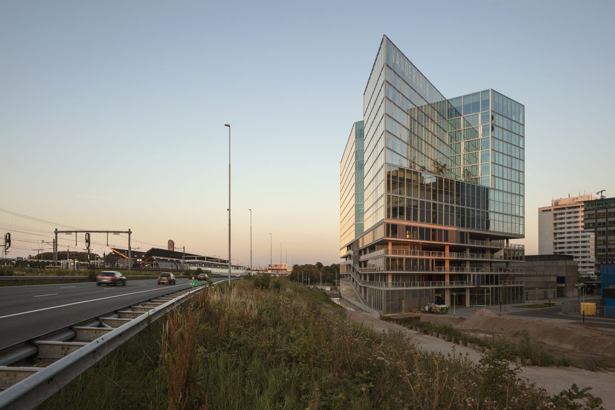 Aan de Amsterdamse Zuidas heeft Van der Valk een nieuw hotel; het driehoekige gebouw is ontworpen door Wiel Arets Architects: architectenweb.nl/n48521