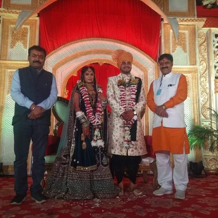 rajeevkdewas's tweet photo. आज देवास भाईसाहब अजय गुप्ता जी के यहाँ विवाह समारोह में पधारे परम् पूज्यनीय सर संघचालक  श्री @DrMohanBhagwat जी से सौजन्य भेट हुई ।। https://t.co/bDvcQzzPim