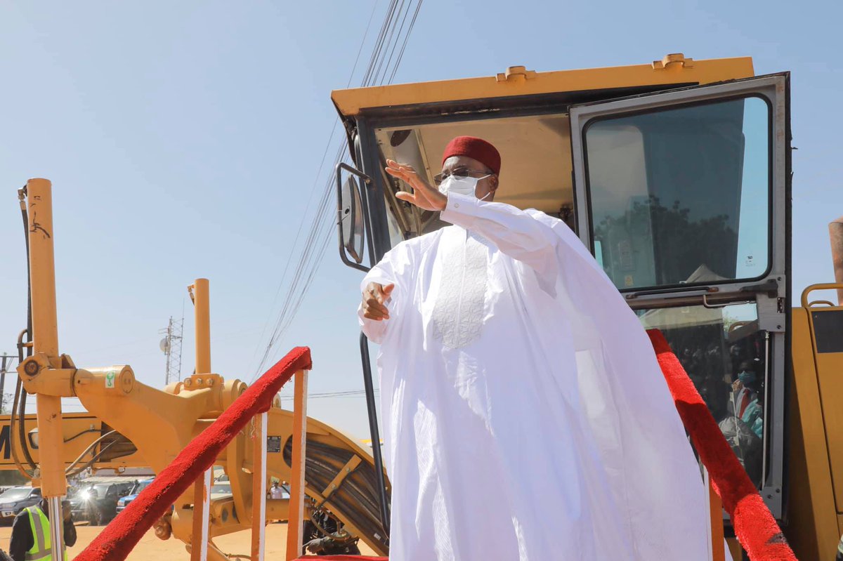 _semmachinery's tweet photo. The president of the Republic of Niger His Excellency Mahamadou Issoufou is seen on the cabin platform of a SEM 919 motor grader, last week at the launch of a new road construction project between the towns of Mayahi and Tessaoua in Niger and the Nigerian border. https://t.co/bNfJReUHnS