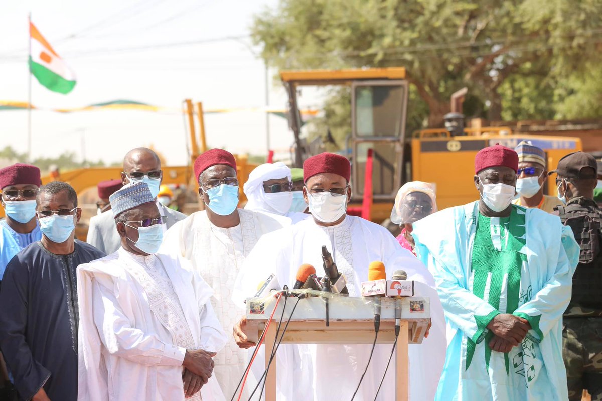 _semmachinery's tweet photo. The president of the Republic of Niger His Excellency Mahamadou Issoufou is seen on the cabin platform of a SEM 919 motor grader, last week at the launch of a new road construction project between the towns of Mayahi and Tessaoua in Niger and the Nigerian border. https://t.co/bNfJReUHnS