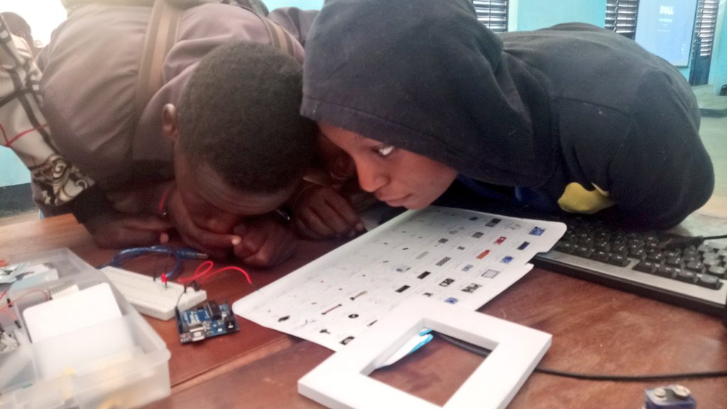 IzaneFG's tweet photo. Clôture de la semaine du numérique ce jour avec les élèves. La bidouille était au rendez-vous :)
#SemaineNumerique
#Garoua2 https://t.co/9hy6ABrIOA