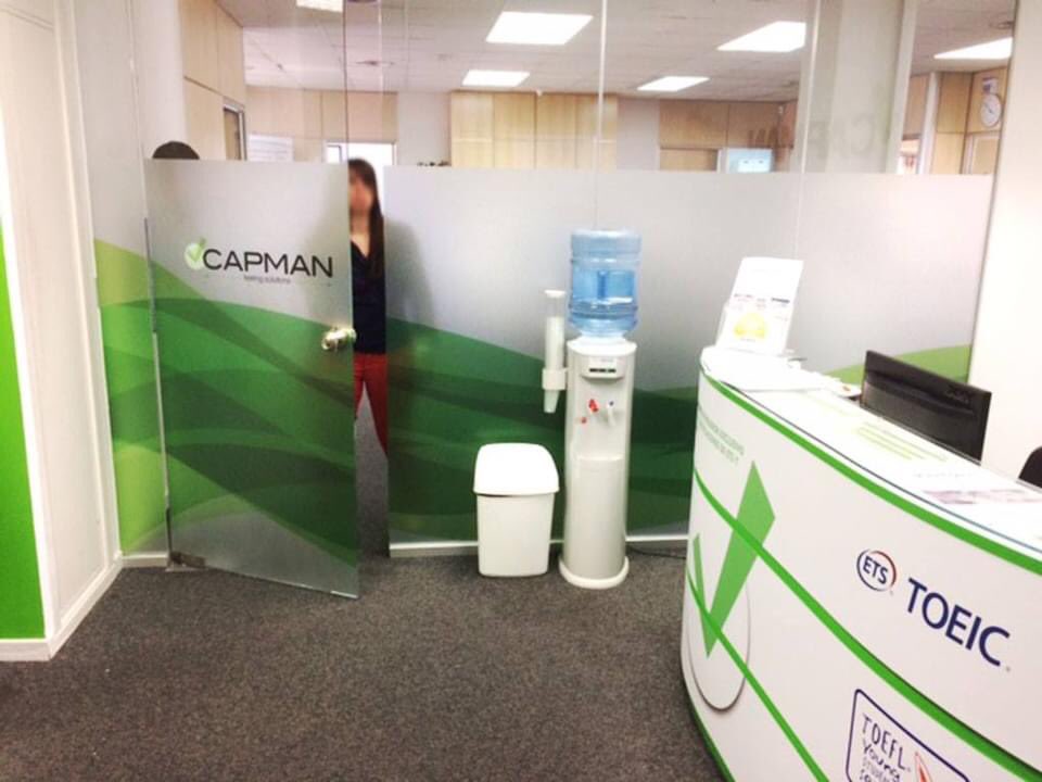 KIBUESTUDIO's tweet photo. Os mostramos otro de los proyectos de decoración en locales que hemos realizado, actualizando la recepción de la Academia de Idiomas @Capmantesting en colaboración con nuestros amigos de @Trigraphis, que realizaron la producción gráfica. #kibuestudio #diseñodeinteriores #reformas https://t.co/AAdNFvGnNj