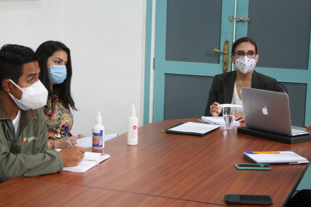 Gobernadora de la provincia, <a href="/lorecostaj/">Lorena Costa</a>, se reúne con delegados de @ARC_EnergiaEc, @Ambiente_Ec y alcalde de Macará encargado, para socializar sobre la presencia de actividades de exploración minera dentro de la mircrocuenca Mataderos, abastecedora de agua para consumo humano.