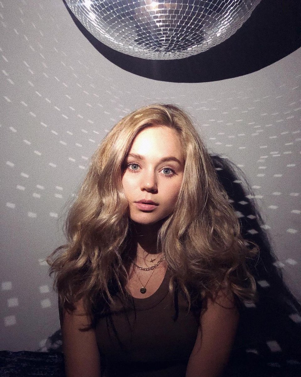 Oh hi twitter. I’m alive and still doing impromptu iPhone photo shoots with disco balls and an astronomical amount of effort... And thankful to be able to do so, and for so much more 💛🍽 I hope everyone’s holiday, despite the worlds unique circumstances, was filled with love