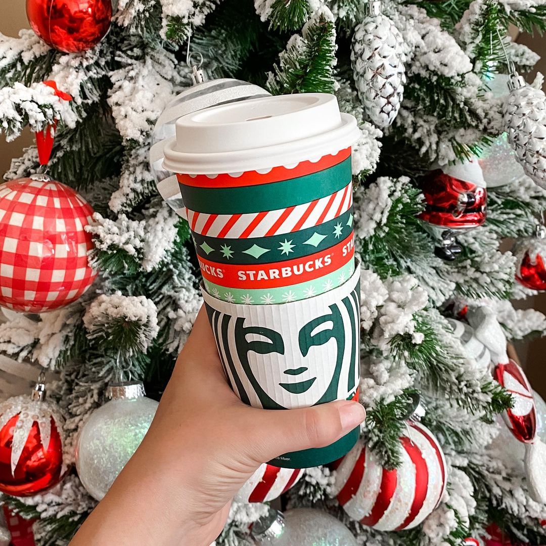 Its starting to look Merry &amp; Bright at Falls Avenue Resort! Its going to be chilly today! Starbucks anyone? 📸 IGer: crohnicallyblonde⁣ 👀
.⁣
#NiagaraFalls #Starbucks #ReGram #FallsAvenue #Niagara #FamilyFun fallsavenueresort.com
