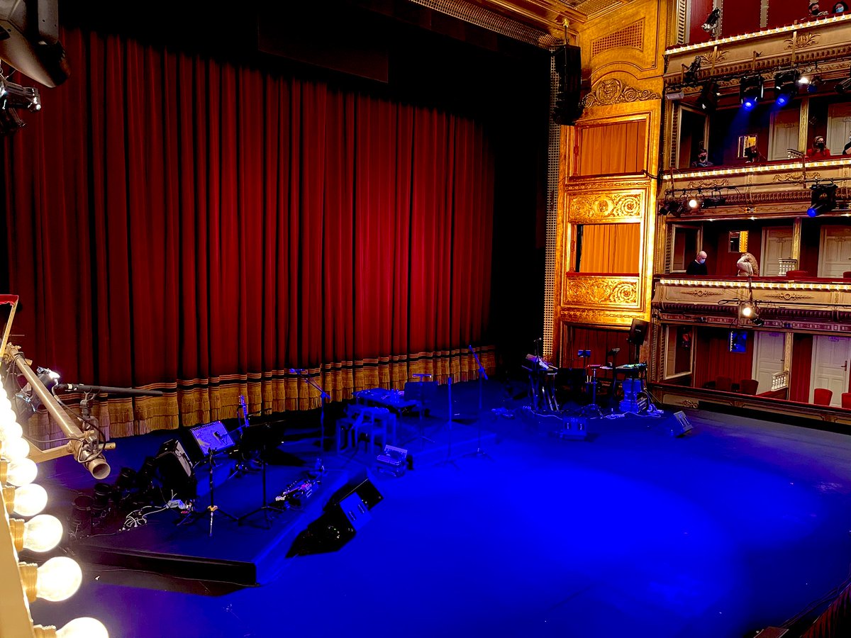 TeatroZarzuela's tweet photo. Todo preparado para el concierto de @RodrigoCuevasG.
👏👏👏👏
#Toix3 https://t.co/7Hv5pBzY4z