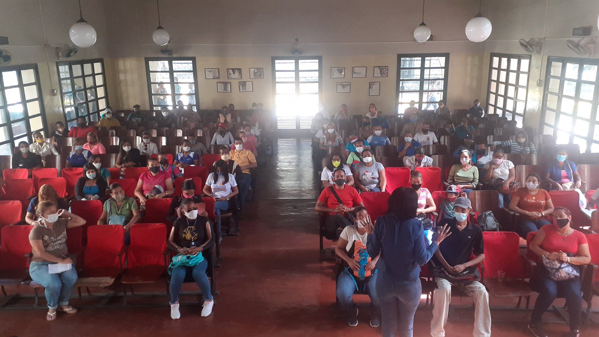 #30Nov #EnDesarrollo 👉 Así transcurre reunión con el equipo de trabajo llevada a cabo por la Jefa de @ZonaEducYara profesora <a href="/anacri13/">ana rodriguez</a> en compañía de los Jefes de Divisiones y Coordinadores.

#FlexibilizacionAmpliada