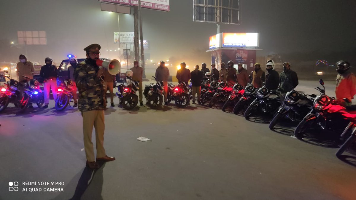 SHO बिसरख द्वारा समस्त चौकी प्रभारी तथा बीट अधिकारियों की चार मूर्ति चौराहे पर मीटिंग ले कर उच्च अधिकारियो के आदेशों से अवगत कराते हुए रात्रिकालीन बैंक, एटीएम, तथा अन्य महत्वपूर्ण प्रतिष्ठानों व प्रातः टहलने वाले व्यक्तियों की सुरक्षा हेतु सुदृढ़ पुलिस गस्त हेतु निर्देशित किया ।