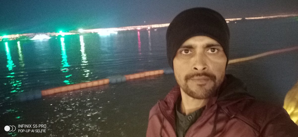 Real_Banty's tweet photo. देव दीवाली के अवसर पर घाट पर आंनद लेते हुए ।
#DevDeepawali
#हर_हर_महादेव 
#हर_हर_गंगे https://t.co/LSsFrLpuPc