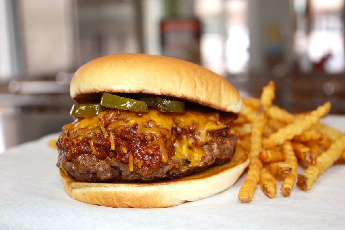 It's CHILLY outside❄️ but this CHILI cheeseburger with jalapeños will warm you up🔥 #mightyfineburgers