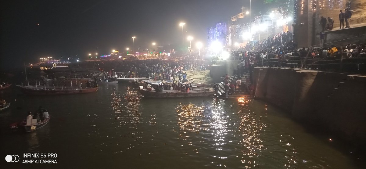Real_Banty's tweet photo. देव दीवाली के अवसर पर घाट पर आंनद लेते हुए ।
#DevDeepawali
#हर_हर_महादेव 
#हर_हर_गंगे https://t.co/LSsFrLpuPc