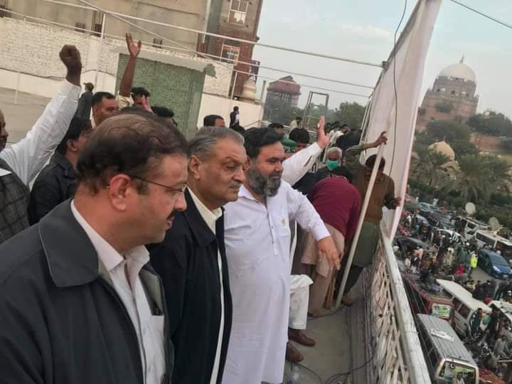 ManaisV's tweet photo. رکاوٹیں ، جیلیں ،گرفتاریاں ،چھاپوں کے باوجود نواز شریف کے شیروں دلیروں نے جلسہ گاہ پہنچ کر نواز شریف سے کیا وعدہ وفا کردیا,,
منیس گروپ میلسی
#PDMJalsaMultan #Multan https://t.co/1wUrALdFzw