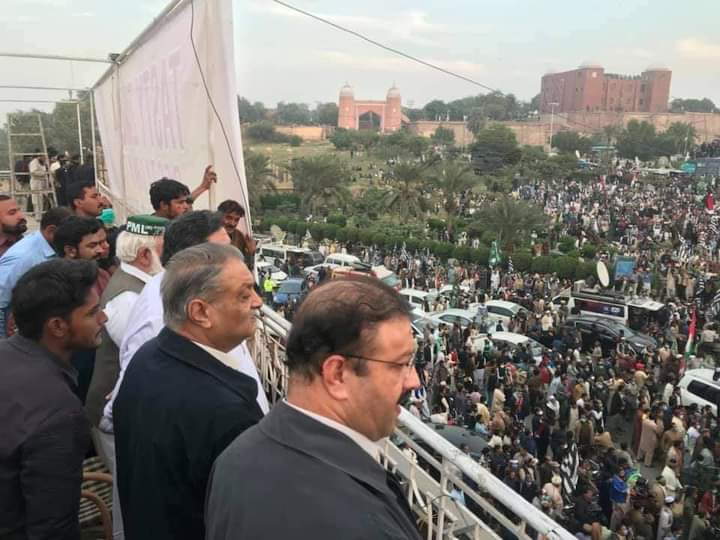 ManaisV's tweet photo. رکاوٹیں ، جیلیں ،گرفتاریاں ،چھاپوں کے باوجود نواز شریف کے شیروں دلیروں نے جلسہ گاہ پہنچ کر نواز شریف سے کیا وعدہ وفا کردیا,,
منیس گروپ میلسی
#PDMJalsaMultan #Multan https://t.co/1wUrALdFzw