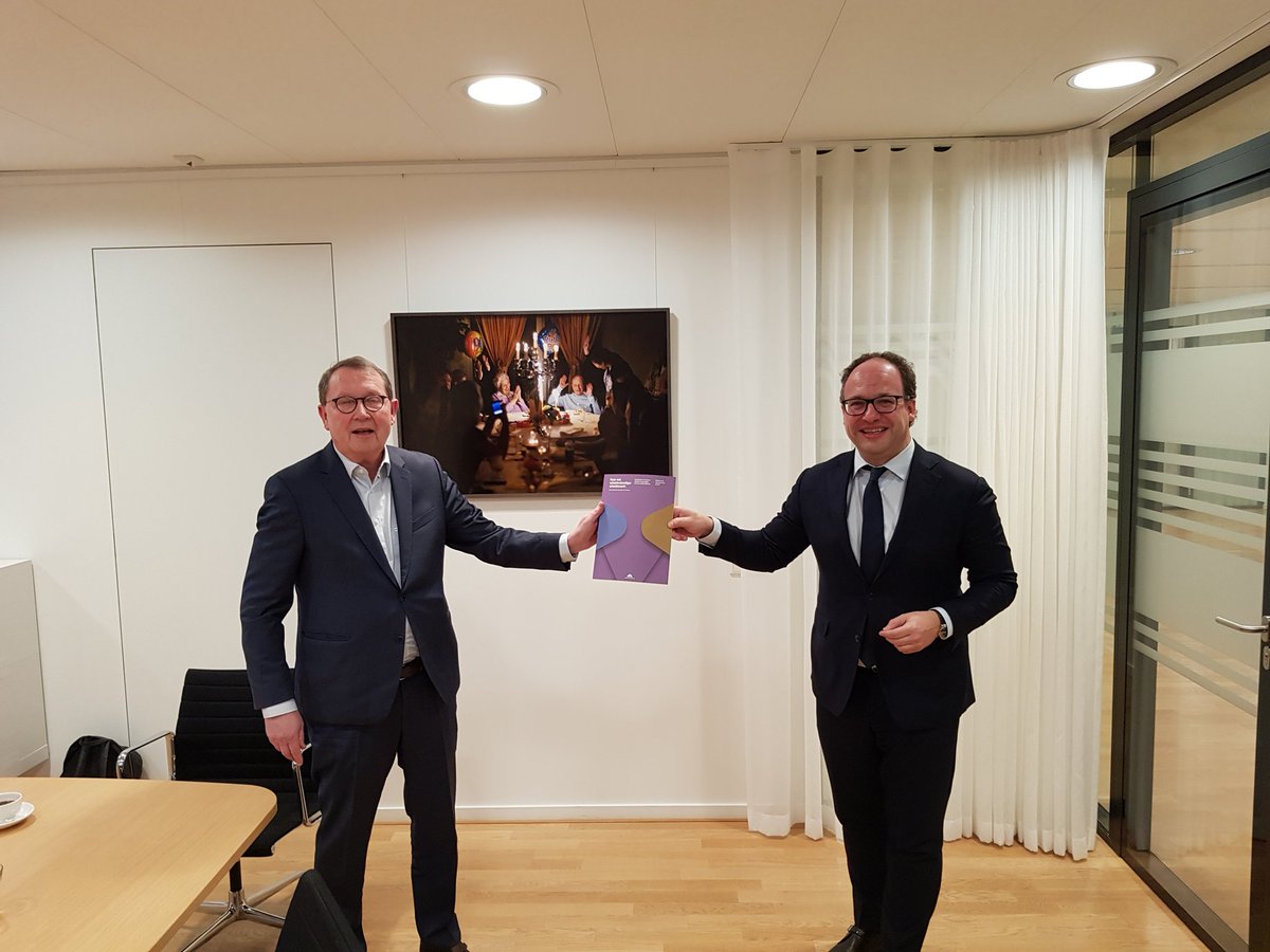 ToekomstvArbeid's tweet photo. Nieuwe vervolgstudie vanmiddag overhandigd aan SZW-minister @wkoolmees door Sieto de Leeuw (ABU) in aanwezigheid van @AnneM3gens (AWVN) en @FrankKalshoven (Argumentenfabriek). https://t.co/Ltkn2WmYdK