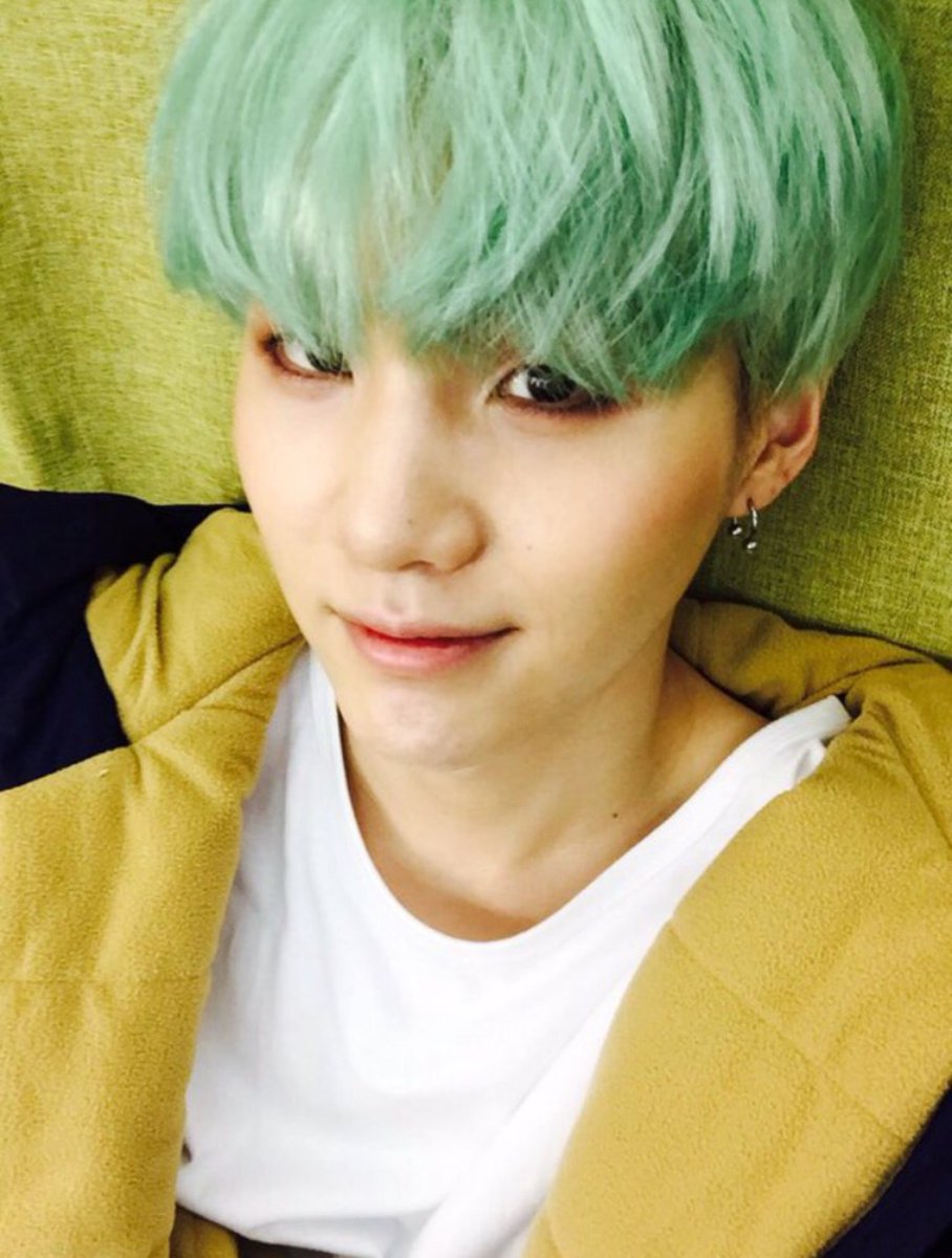 SlayerGirl87's tweet photo. - old but gold pics 😁

#ARMYSelcaDay #ARMY #MinYoongi #SUGA #ARSD #BTS @BTS_twt #greenhaired https://t.co/iPw9rpgxlo