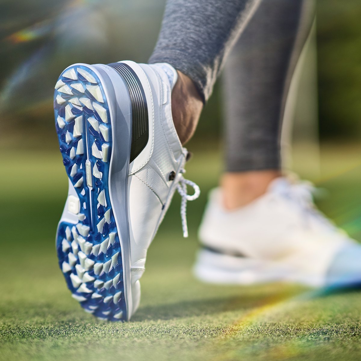 FootJoy's tweet photo. Experience out of this world comfort. ☄️

Introducing the all-new FJ STRATOS, featuring an unparalleled, ultra-cushioned underfoot ride, game-changing traction, and super-soft leather uppers.

Men's: https://t.co/i3UhcpqD82
Women's: https://t.co/3uLd7LXWKF

#FJSTRATOS https://t.co/t9L8ylMjvB