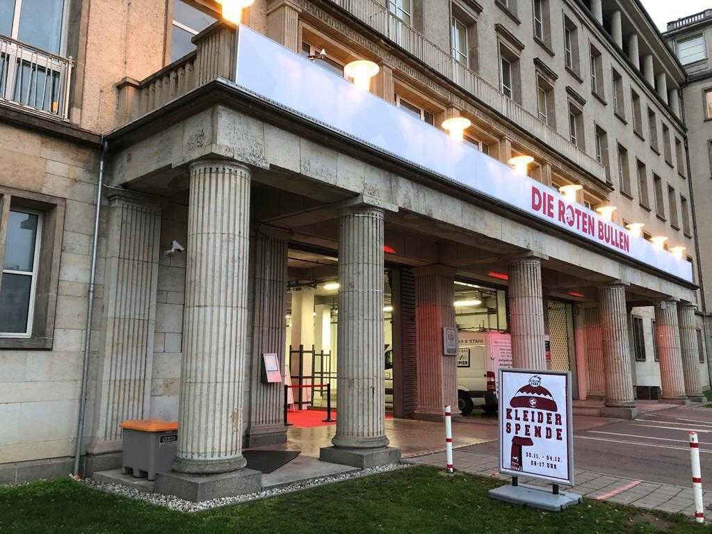 Seit heute sammeln wir wieder für die Kleiderkammern der Diakonie. Noch bis Freitag könnt ihr täglich von 8 bis 17Uhr gut erhalte Kleidung und Schuhe an der Stadioneinfahrt der @DieRotenBullen abgeben.