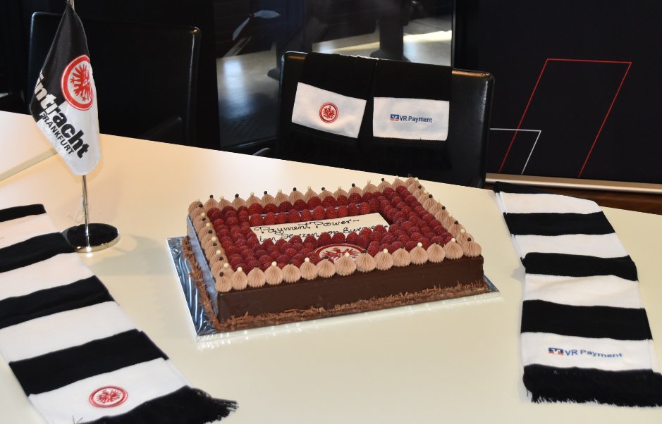 vr_payment's tweet photo. Es ist offiziell: Wir sind Kooperationspartner der @Eintracht! Wir freuen uns auf die Zusammenarbeit @Hellmann1899 @Carlos_37. ⚽️🥳🎉#PaymentPower #Lokalpatrioten #FrankfurterFürFrankfurt https://t.co/ak6o36CXzn