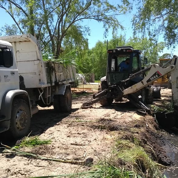 DelegPuertoMGP's tweet photo. 🚧⛔ Realizamos el mantenimiento pertinente de los caños y zanjas de la calle 8 del 📌Barrio Playa Serena. #TenemosTodo @gmontenegro_ok @nicolauria @munimardelplata https://t.co/OfWiJmVeZH
