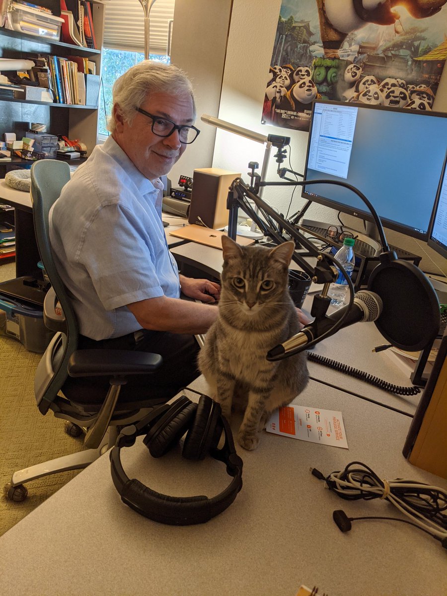 jhjones's tweet image. #Dragonkitty helping @BridgeMojo @mojo_la in the #studio this morning. 😸🐾🐈🎙️🎧♠️♥️♦️♣️