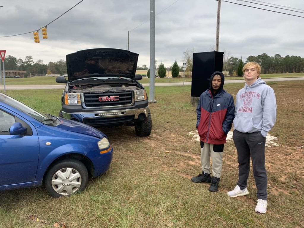 This absolutely made my morning. Was driving and spotted one of our players helping a man in need. What it is all about! #B2G 💯 https://t.co/sueOSEJ5PX