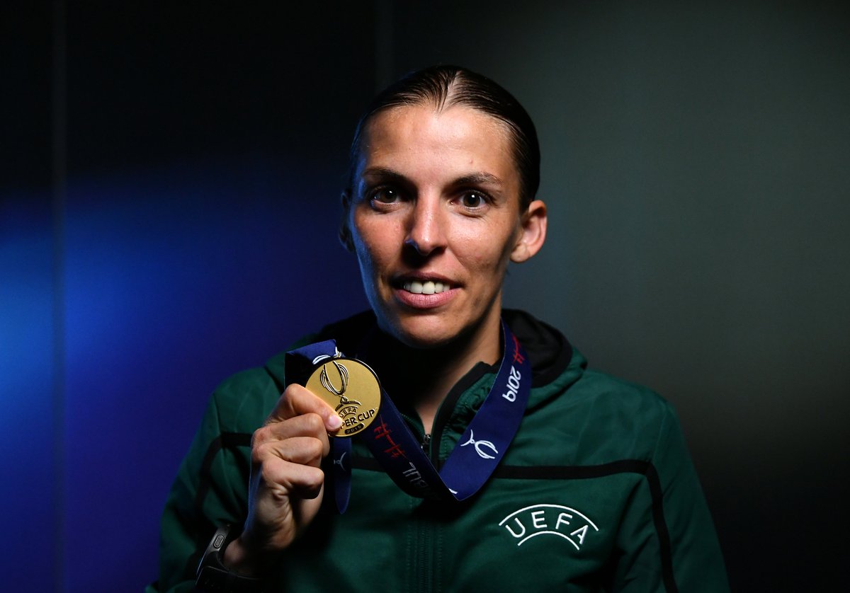 InvictosSomos's tweet photo. Stéphanie Frappart pitará el Juventus vs Dinamo Kiev. La primera mujer que dirigió una final masculina de la UEFA (Supercopa). La primera mujer en hacerse cargo de un partido de Europa League. Y, ahora, será la primera árbitra central en una noche de Champions. HISTORIA PURA. https://t.co/JPu1zOSkVU