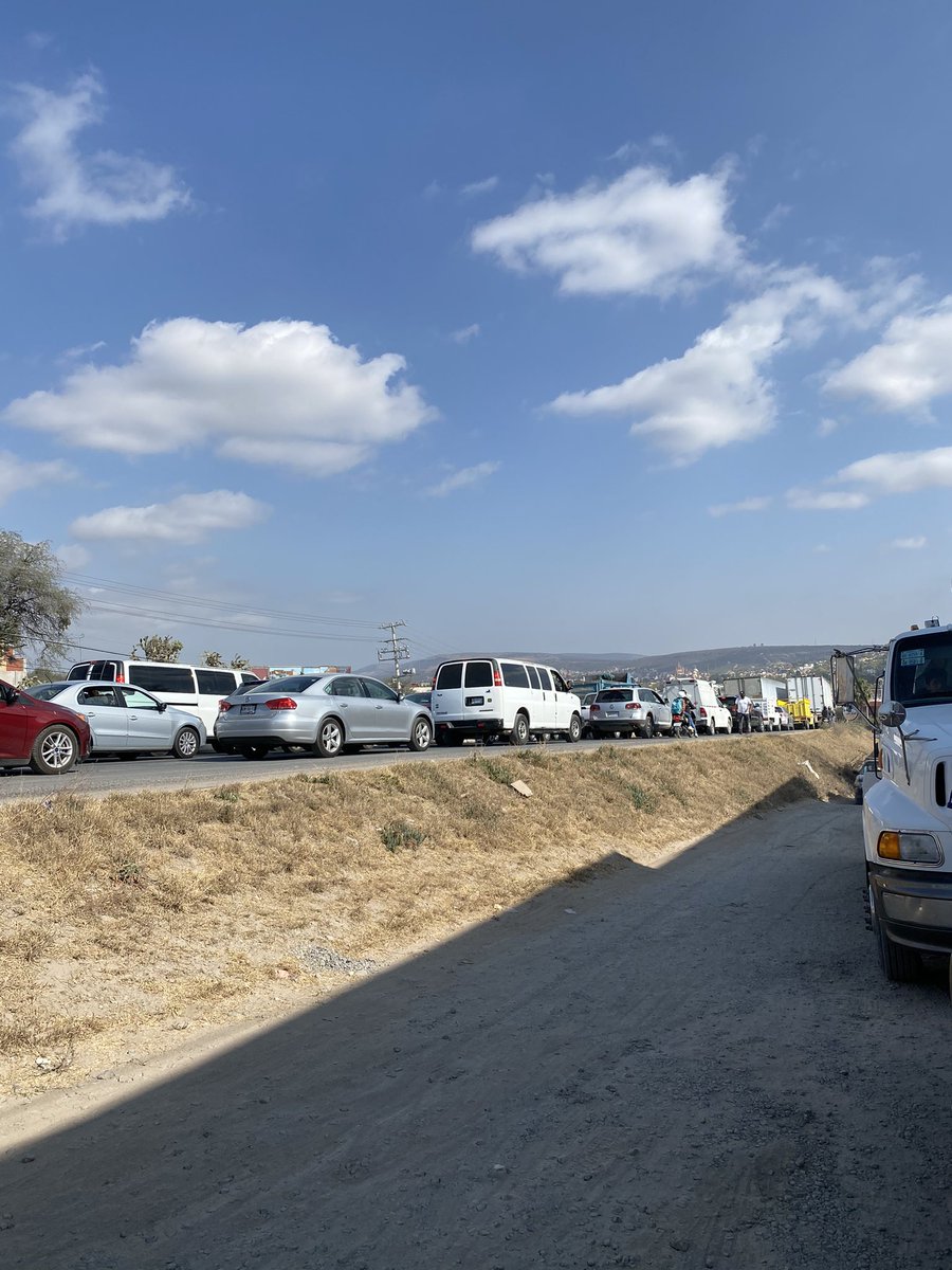 monicasutton's tweet image. San Miguel de Allende completamente colapsado por obras en la Mega rumbo a la salida a Queretaro. No hay un solo policia y los señalamientos de desviación engañan, ya que todas las calles alternativas estan cerradas. No hay salida! #LuisAlbertoVillarealGracia #presidentemunicipal