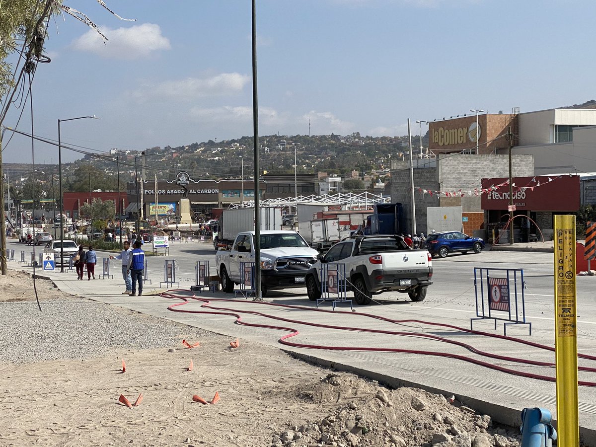 monicasutton's tweet image. San Miguel de Allende completamente colapsado por obras en la Mega rumbo a la salida a Queretaro. No hay un solo policia y los señalamientos de desviación engañan, ya que todas las calles alternativas estan cerradas. No hay salida! #LuisAlbertoVillarealGracia #presidentemunicipal
