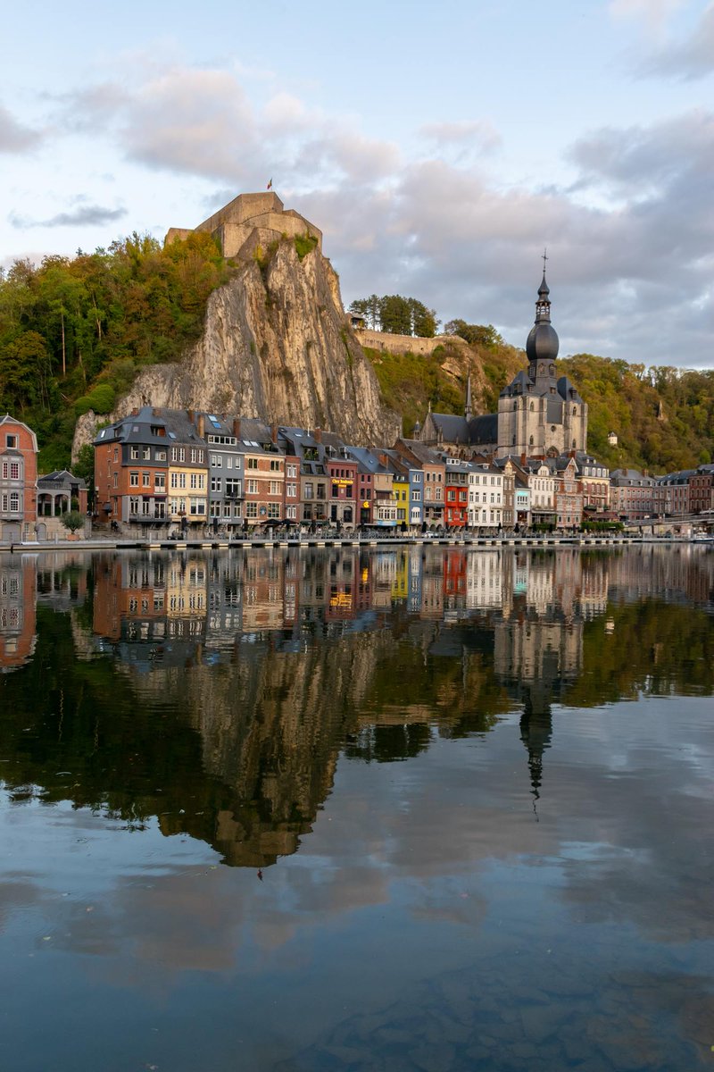 Bélgica está repleta de lugares mágicos como Bruselas, Brujas, Gante... Pero esta vez, aterrizamos en DInant, un contraste entre edificios y acantilados que ha dejado a su paso uno de los paisajes más encantadores del país. 😍😮 (📸 Photo by Thomas Bormans on Unsplash) https://t.co/aVUcMMQjNc