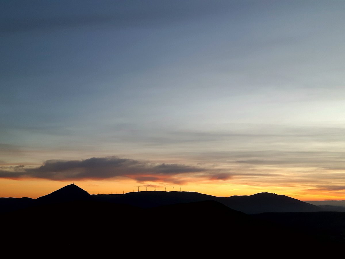 ialzu77's tweet photo. Así se despide #noviembre de #Navarra con la #Higademonreal y la #Sierradealaiz como testigos.
#otoño #Atardecer 
@ElTiempoNavarra @59andueza @ELENAALZUETA https://t.co/YurRNeWCNU