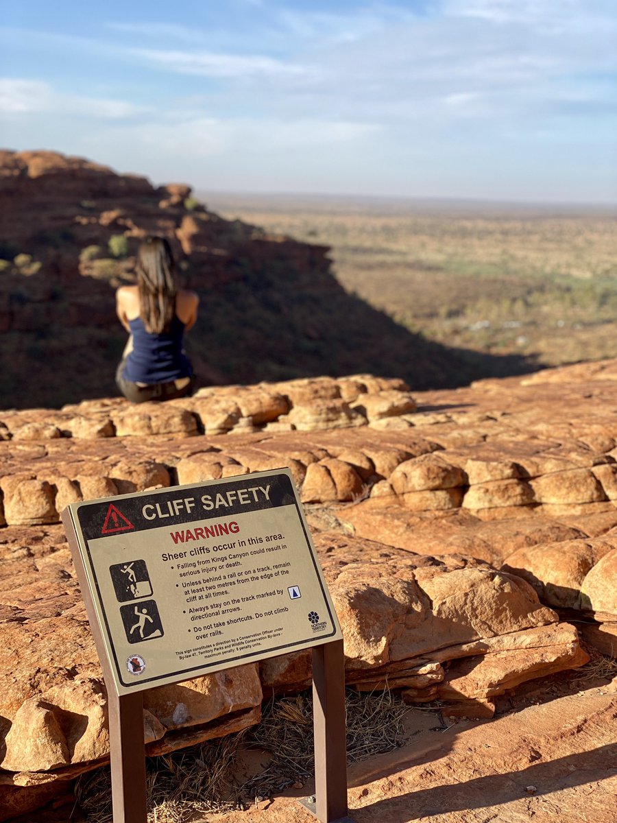 CAREFUL on the edges!! 😱 
Can’t you read?! 🤓 There’s a sign saying you shouldn’t sit there... 🙈 #neverlistens 😂 
So impressive #ayersrock might be to look at, to “hike” around is quite #boring. The #kingscanyon here however, was an exciting little #hike with a great view. 😍