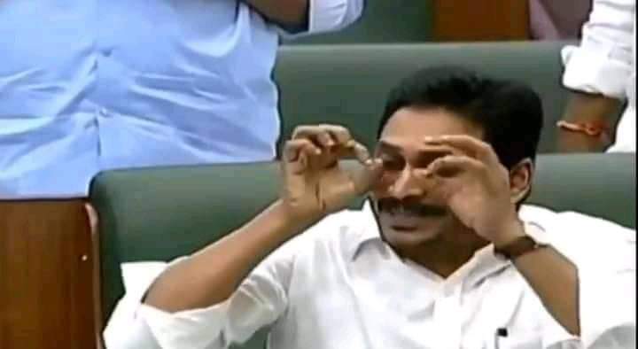 Anushavundavali's tweet photo. అన్న చిన్నపిల్లలు అన్నం తినకపోతే బయపెడతారే అలా ఉన్నావు 🤣 ముఖ్యమంత్రి లేక పుల్లఐసులు అమ్ముకునేవాడివా 😝 బ్రో కొంచెం డిగ్నిటీ మైంటైన్ చేయి 🤣🤣 https://t.co/P652YXkEbB