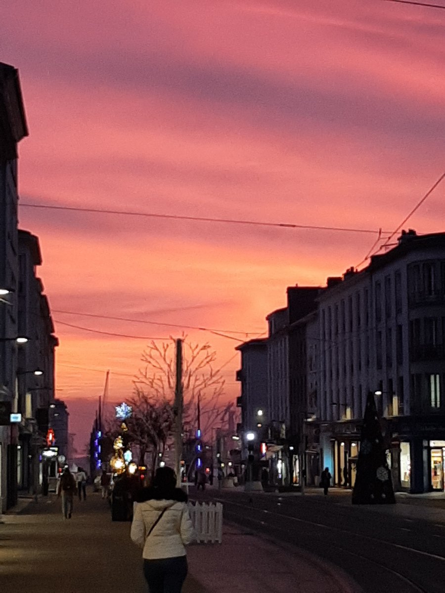 CoteBrest's tweet photo. Ciel du soir, à #Brest ! https://t.co/ZhDBpNZKnN