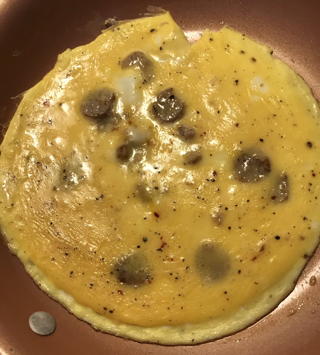 ArielleBahe's tweet photo. Simple #Breakfast for 2: Sausage &amp; Cheese Omelette, Sausage and, Coffee. A #LateMorning start. https://t.co/OmOaUMDWUJ
