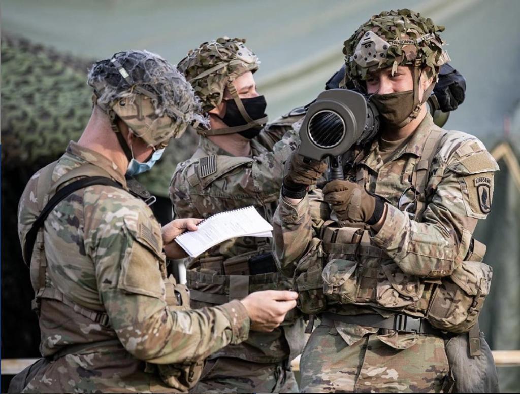 USArmy's tweet image. Combat ready! 

@173rdAbnBde #SkySoldiers practice on the Carl Gustaf recoilless rifle during Expert Infantryman Badge &amp;amp; Expert Soldier Badge training.

#StrongEurope | #TrainedAndReady

📸: Staff Sgt. Jacob Sawyer 🔁 @7thATC