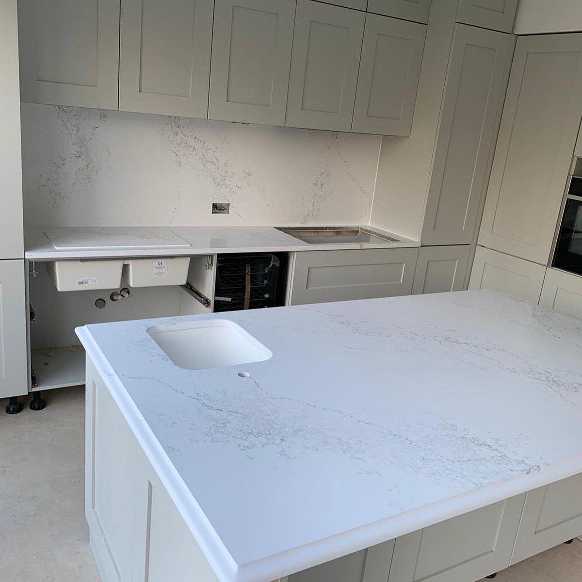 CJStonemasonry's tweet photo. A stunning kitchen with Empira White Quartz from @CaesarstoneUK. Sink and hob area with full height wall cladding. The main focal point has to be the island with an OGEE profile.
https://t.co/sDQFR05pdf
#caeserstonequartz #yorkshirequartz #ogeeprofile #islandworktops https://t.co/GJupcYVV4b