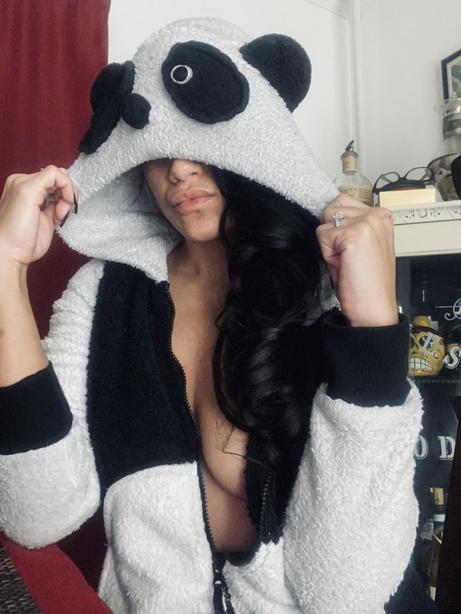 It&rsquo;s a Panda Onesie weather kind of day. #lazymonday https://t.co/JfFjgV9UjO<a href="/tag/lazymonday"class="tags">#lazymonday</a>