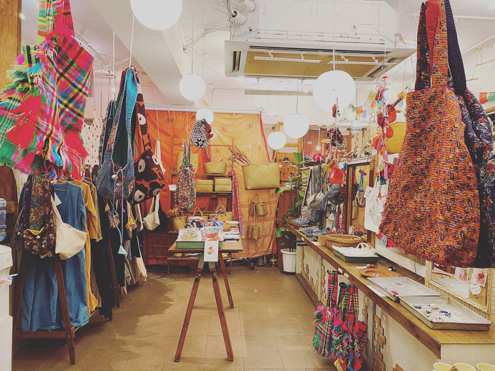 ずんこ 旅仲間でもあるhuuhuu Online Storeアイさんがやってるウィークデーマーケット タイの刺子といれもの展 へ 目玉アイテムは ベトナム北部の村 サパのバックハーで 花モン族の女子たちが頭に巻いてるチェックのほおかむり を まさかのバッグに