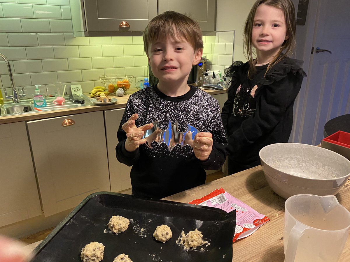 nicfit7's tweet photo. @StFillansPS Amelie and Zac reading a recipe for Christmas cookies #readingchallenge https://t.co/vIh9kezQMk