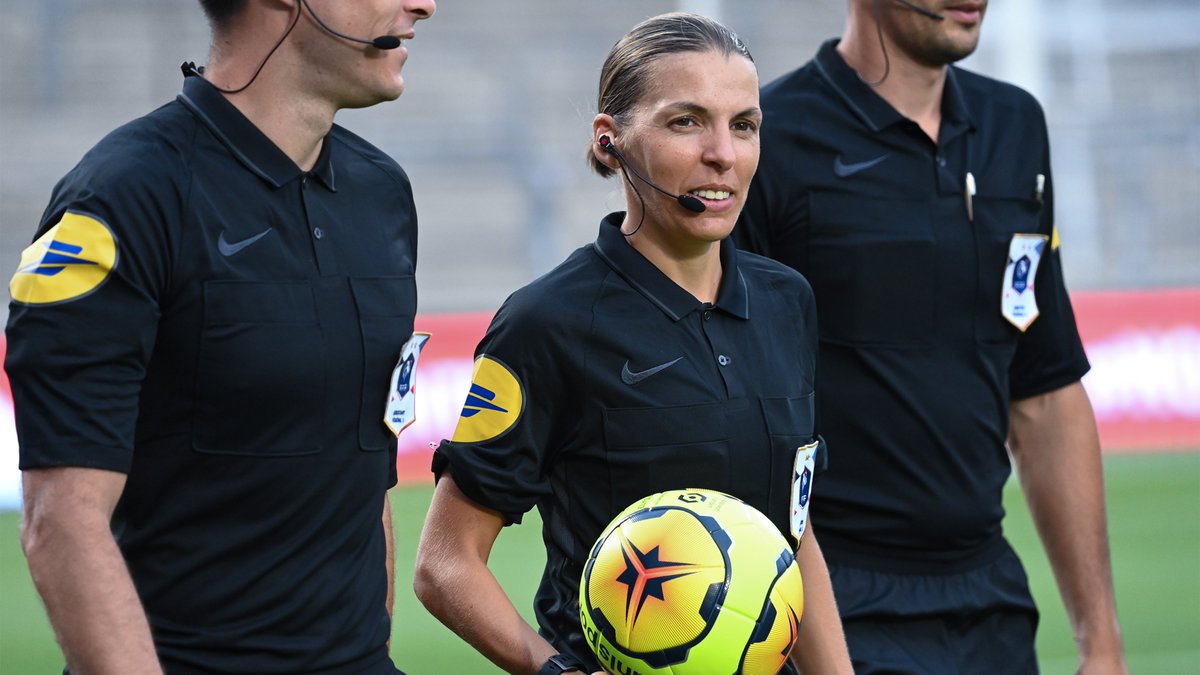 FFF's tweet photo. Stéphanie Frappart deviendra mercredi la 1ère femme à diriger un match de Ligue des Champions masculine (Juventus 🆚 Dynamo de Kiev) ! 👏 https://t.co/XswVE9j5gp