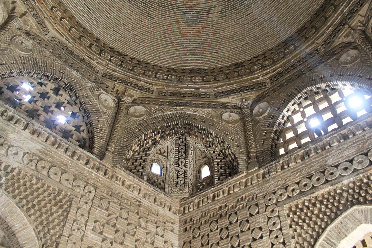 Central Asia's khans, emirs & conquerors rest in eye-catching mausoleums...Thread The Samanid mausoleum (10th c.) is a fine example of the Persian dynasty that dominated much of the region. It's said to host the remains of the great Ismail and other Samanid rulersBukhara 