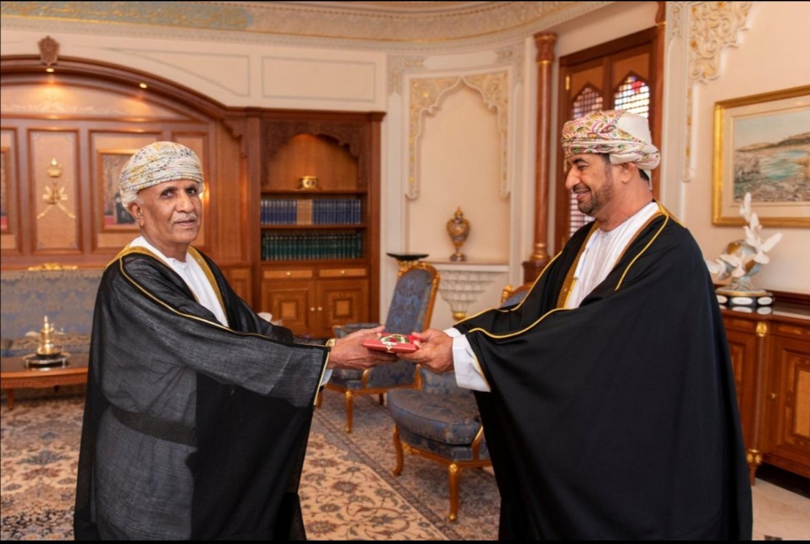 ابارك للباحث علي بن أحمد الشحري نيله وسام الاستحقاق من الدرجة الأولى من لدن المقام السامي لجلالته السلطان هيثم بن طارق أيده الله.