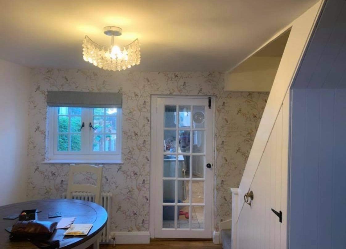 TRADE_decorator's tweet photo. Todayβs #skillsshowcase is a #wonderful #redecoration of a #livingroom in #Windsor by T.M Decor (https://t.co/I8aDer4LHg). The #Walls were #stripped, #line and #wallpapered with a beautiful #patternedpaper. The #ceiling and #Walls finished in @JohnstonesTrade and @DTPaintExpert. https://t.co/fNy7FmWVsa