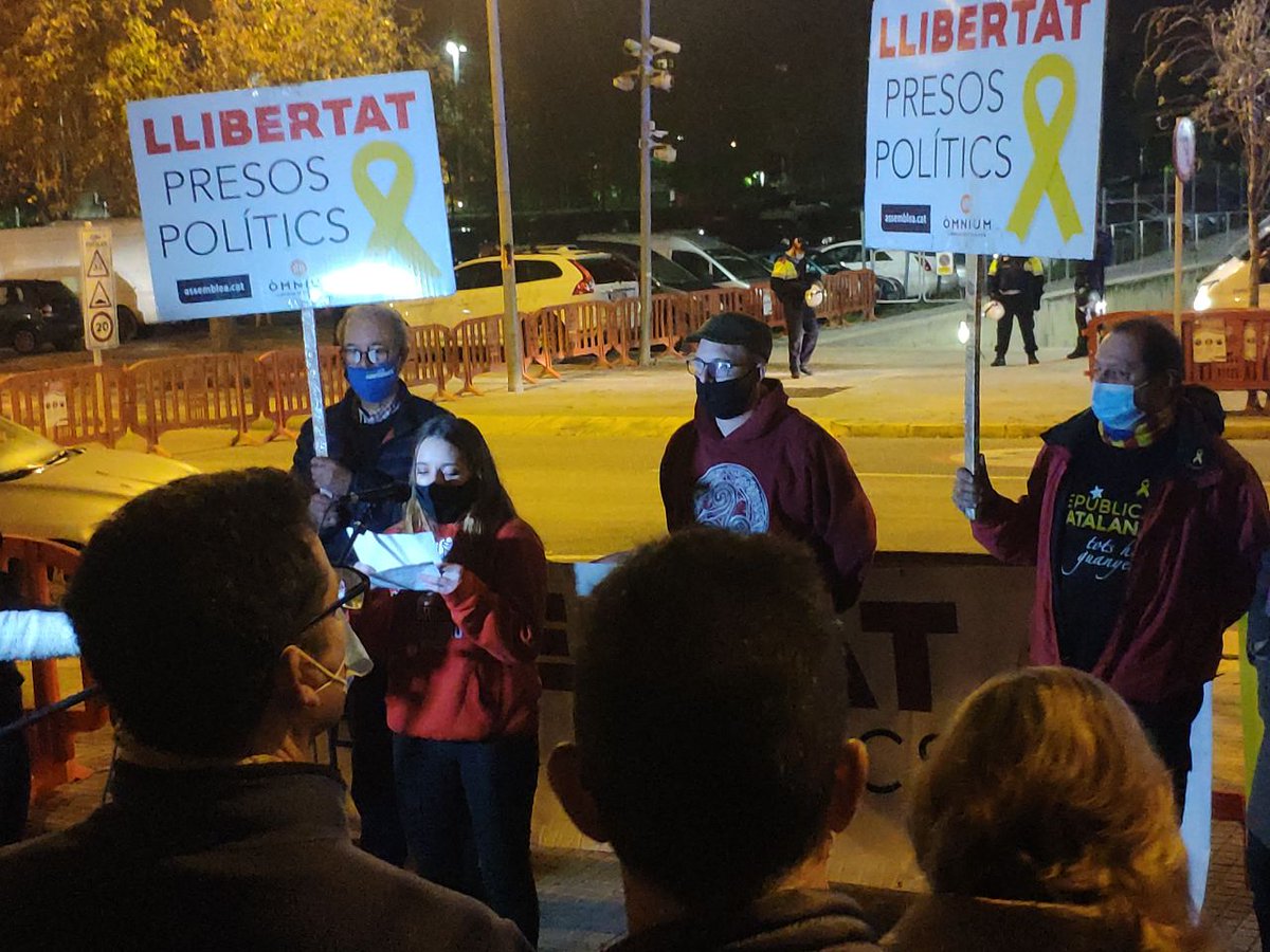 AlertaSolidaria's tweet image. ✊🏾 Roda de premsa en suport a Adrián Das:

"No perdre el somriure, ni defallirem fins aconseguir una república independent socialista.

I vull enviar una abraçada al Garrobo, al Moisés i al Pablo Hasél "

Tot el suport per a les que lluiten ✊🏾✊🏾✊🏾