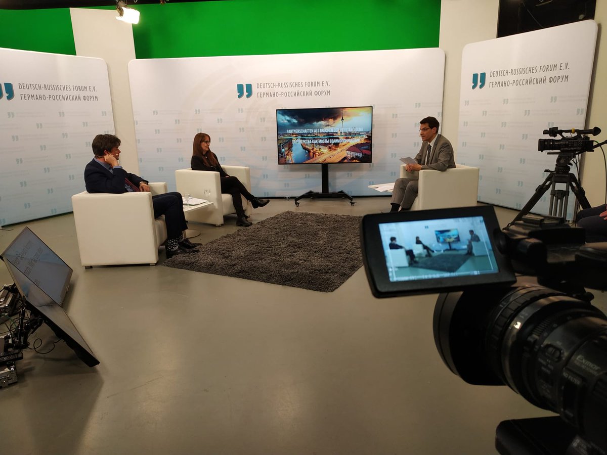 deruforum's tweet photo. Auf unserer Kommunalkonferenz kündigen u.a. Weimar und Tula eine Partnerschaft an: „Tula hat Tolstoj, wir haben Goethe und Schiller“, begründet Peter Kleine, Oberbürgermeister von Weimar, den Wunsch zur Kooperation. Die komplette Konferenz unter:
https://t.co/NAHFBk45VL #DRF2020 https://t.co/7nnjnZmvU6