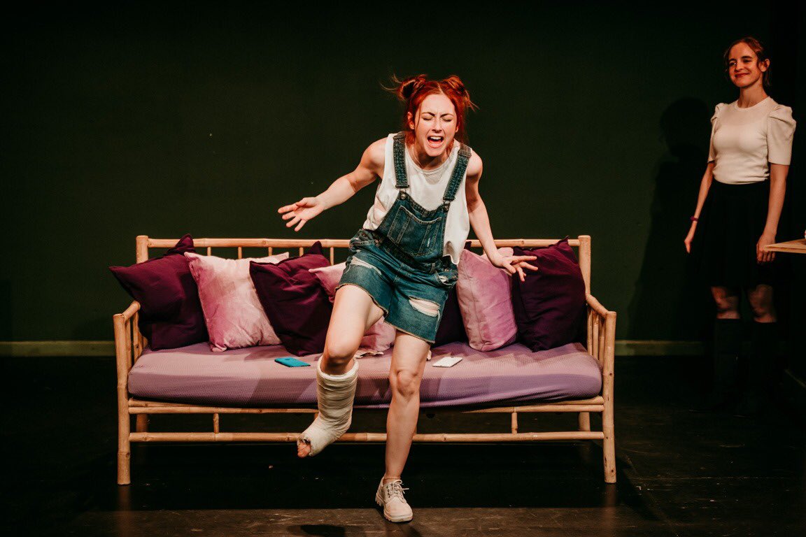 Vanessa (@angelaPeirat) es posible que tenga un día de mi**da, pero para eso vienen sus amigas y su hermana, para empeorarlo! #ElMovil una comedia vertiginosa de <a href="/ramonpaso/">Ramón Paso</a>  @PasoAzorinT #Imperdible 👉 bit.ly/3g332Ap 📸 @luciaromerofotografia