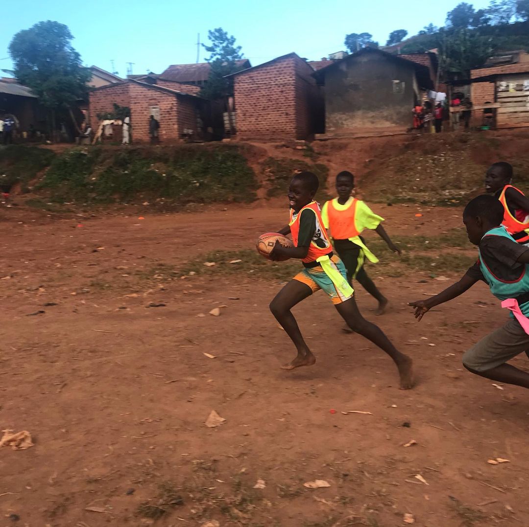 AQRugbyAcademy's tweet photo. Starting the week on the right note with some #TagRugby from U15.
Balls, bibs, Cones, tags & tag belts donated by @KenyanTitch & #SpringBoksTagRugby family.
#Talent
#Progress
#FutureChampions
#AcholiQuartersRugbyAcademy https://t.co/aBFzhGjxLD
