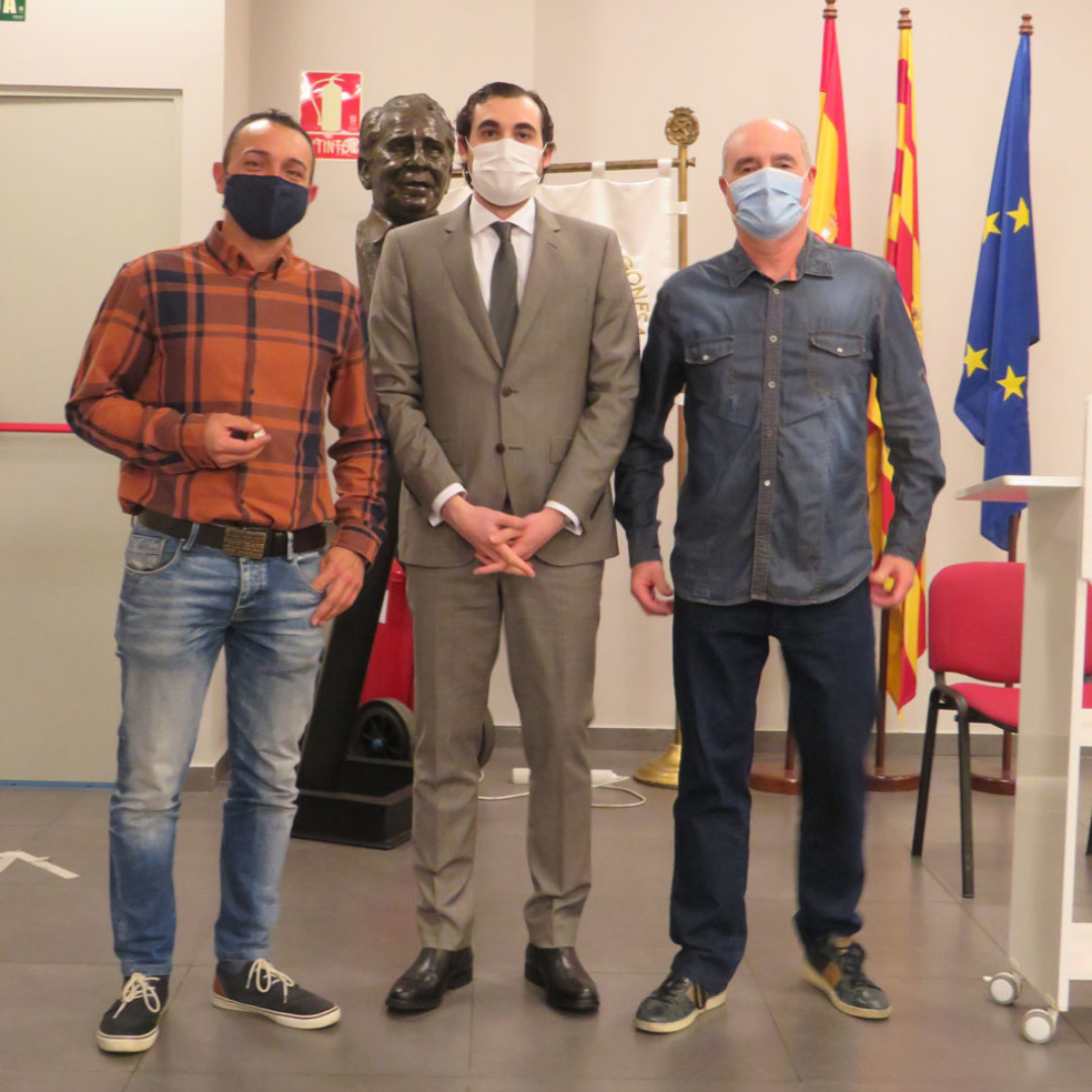 AgrupArtistica's tweet photo. Día del socio: Entregamos la insignia a Fernando López Guaita (ajedrez) y  Ricardo Batista Martínez (modelismo). El socio de mérito Ángel Salcedo Oliver. Recordamos a Rosa Lasierra, Ramiro Albericio, Manuel Castelló y Pilar Torreblanca.   https://t.co/98J6RunNFm https://t.co/Y022NVgMrz